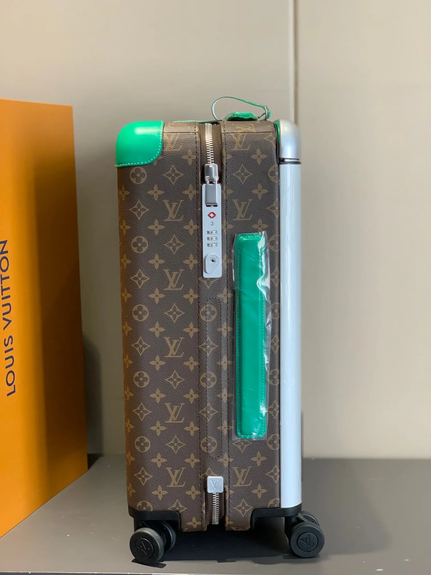 Louis Vuitton Horizon 55 Rolling Suitcase ( 8 Colors )