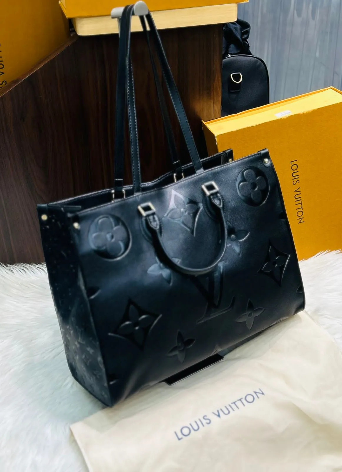 Louis Vuitton Onthego Black Medium Tote Bag for Women (Black)